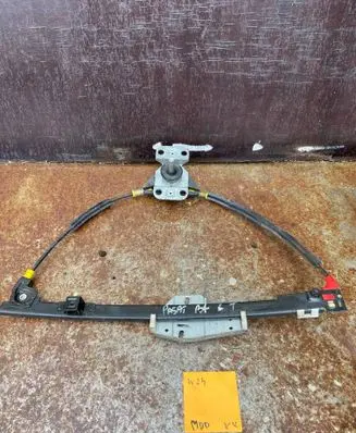 Volkswagen PASSAT B4 Rear door manual window regulator 