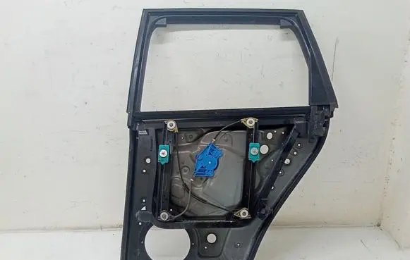 Volkswagen Touareg I Rear door window/glass frame L7L000097