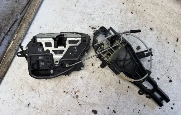 BMW 3 E90 E91 Rear door lock 7060295