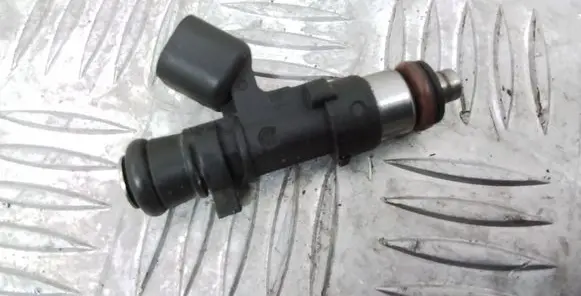 Volvo S80 Fuel injector 30757534