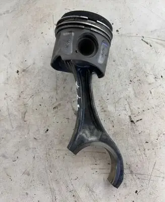 Mercedes-Benz Sprinter W906 Piston with connecting rod 8370
