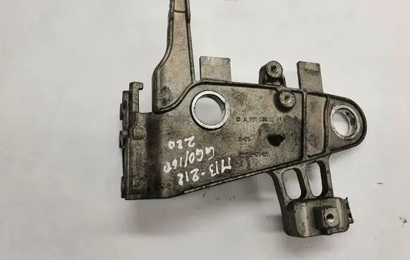 Mercedes-Benz E W212 Air filter cleaner box bracket assembly A6510902241
