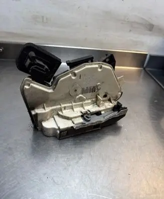 Volkswagen Golf VI Front door lock 5K1837016B