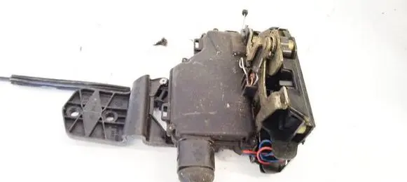 Volkswagen PASSAT B5 Front door lock 3B0837867