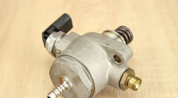 Audi A7 S7 4G Fuel injection high pressure pump 06L127027