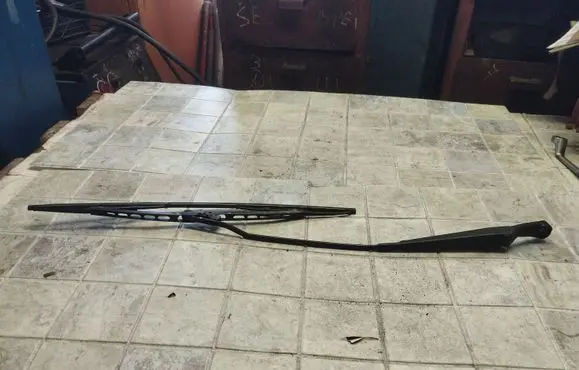Windshield/front glass wiper blade