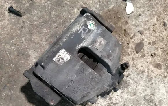 Skoda Superb B6 (3T) Front brake caliper