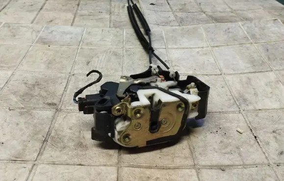 Mitsubishi Colt Front door lock