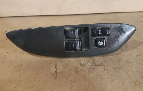 Toyota Yaris Electric window control switch