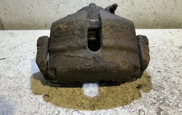 Volkswagen PASSAT B6 Front brake caliper