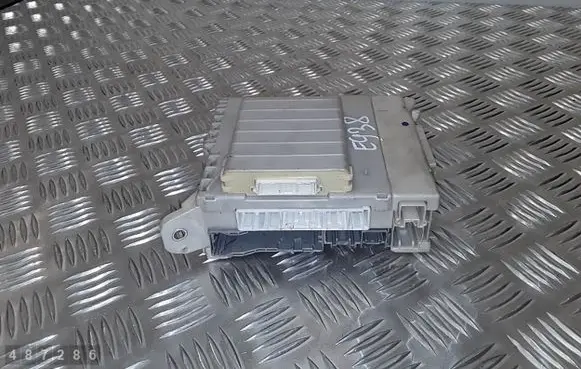 Lexus IS 220D-250-350 Fuse module 8273053023