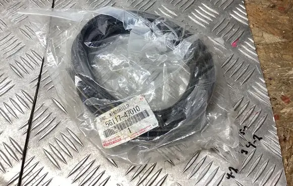 Toyota Prius (XW20) Windshield trim 5611747010