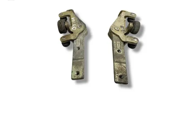 Mercedes-Benz Vito Viano W638 Sliding door lower roller guide/hinge A6387601747