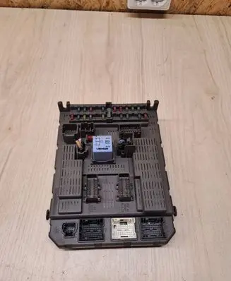 Peugeot 807 Fuse module 9646907380