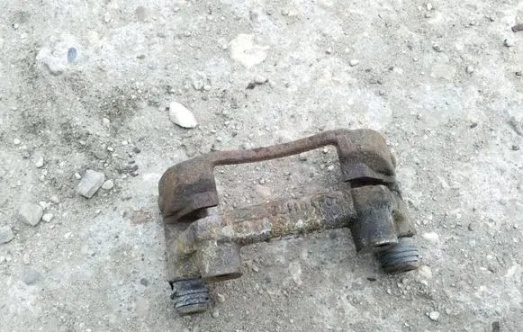 Ford Mondeo Mk III Brake caliper pad carrier rear 