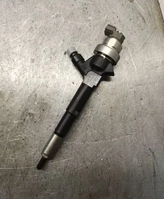 Opel Astra J Fuel injector 55567729