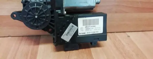 Peugeot 307 Front door window regulator motor 9637130680 A90833034 990833101