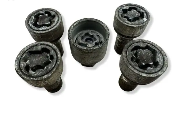 Volkswagen Golf VII Anti-theft wheel nuts and lock 