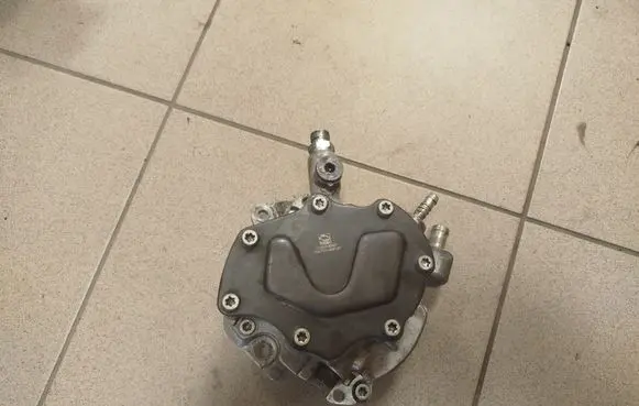 Volkswagen Multivan T5 Vacuum pump 