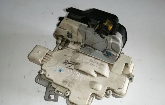Audi A6 S6 C6 4F Rear door lock 4F0839016
