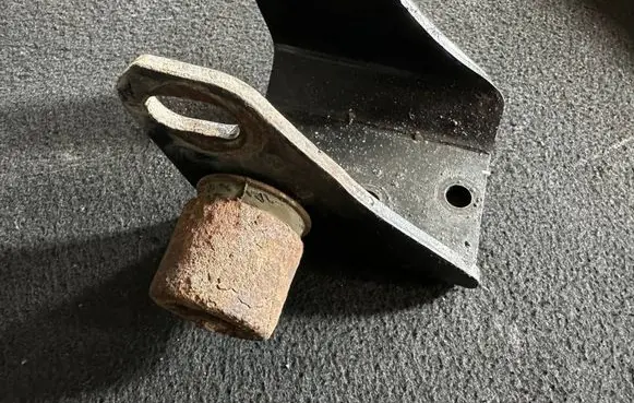 Toyota Corolla Verso AR10 Engine mounting bracket