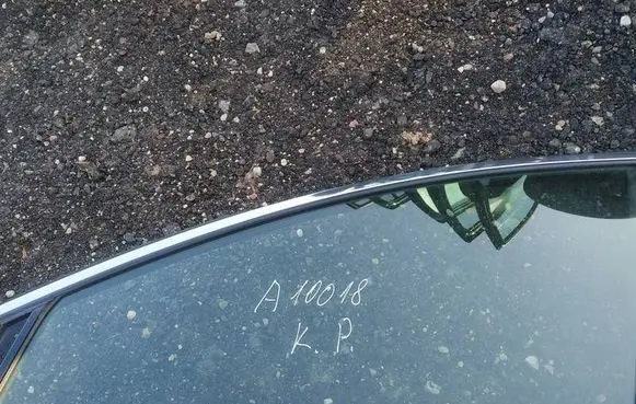 Mazda CX-7 Front door window glass four-door as2