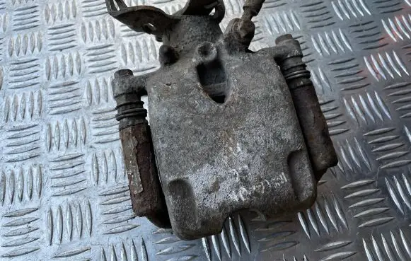 Opel Insignia A Rear brake caliper
