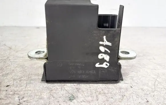 Volkswagen PASSAT B6 Tailgate lock latch 3C9827645A