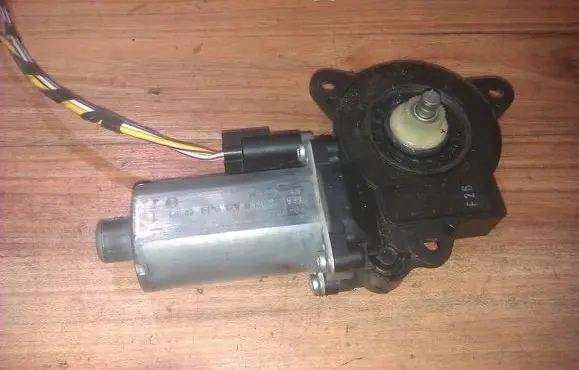 Ford Fiesta Front door window regulator motor 0130821939