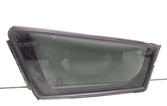 Nissan Leaf I (ZE0) Rear vent window glass 822733NF0A 43r001595