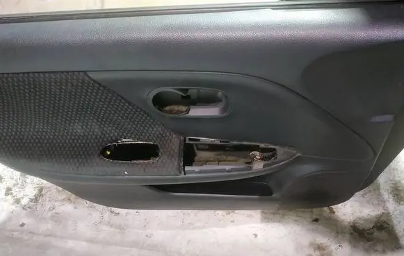 Nissan Note (E11) Front door card panel trim