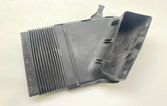 Audi A4 S4 B7 8E 8H Air intake duct part 8E0129617D
