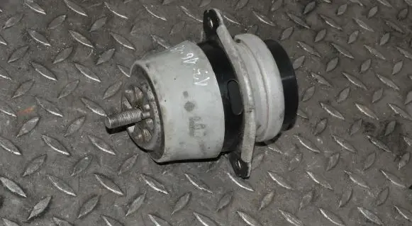 Audi Q7 4L Engine mount bracket 7L8199131A