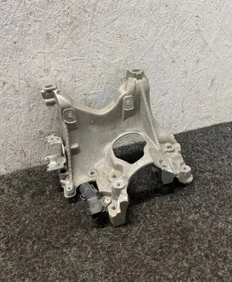 Engine mounting bracket