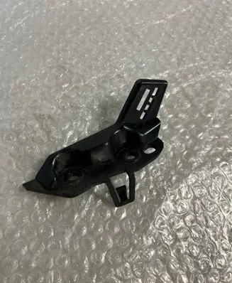 Front bumper mounting bracket