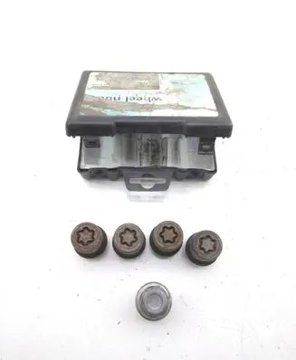 Toyota RAV 4 (XA30) Anti-theft wheel nuts and lock 