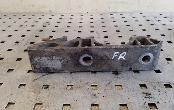Audi Q7 4L Sway bar bush bracket, front 7L0411063B