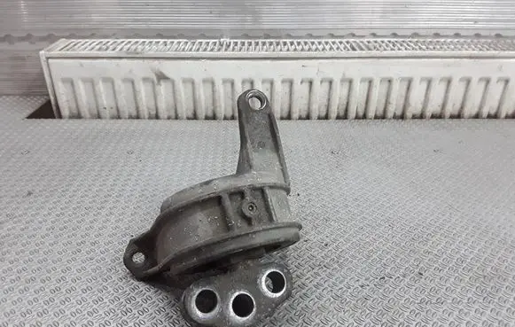 Opel Zafira B Engine mount bracket 90539246