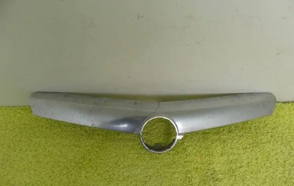 Opel Tigra B Front bumper upper radiator grill 93162177