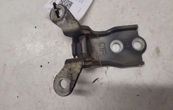 Chevrolet Captiva Front door lower hinge