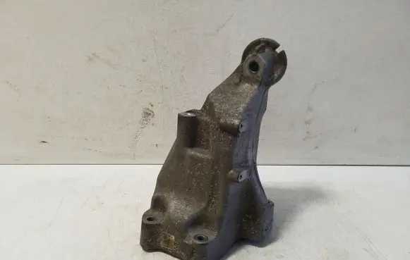Mercedes-Benz CLS C218 X218 Engine mounting bracket A6512233504