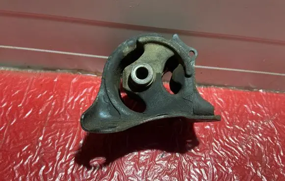 Honda CR-V Engine mount bracket