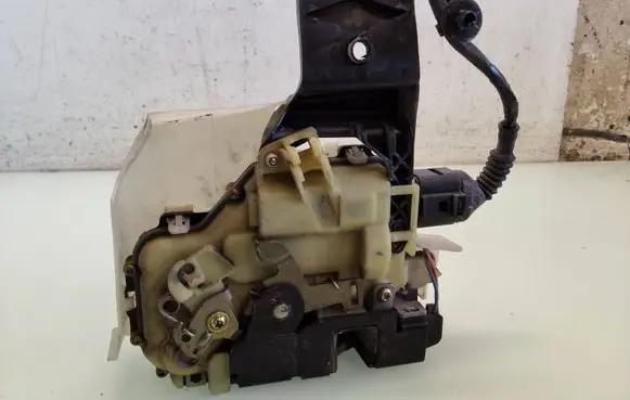 Skoda Superb B5 (3U) Front door lock 