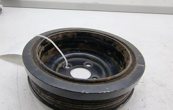 Volkswagen PASSAT B6 Crankshaft pulley 03G105243