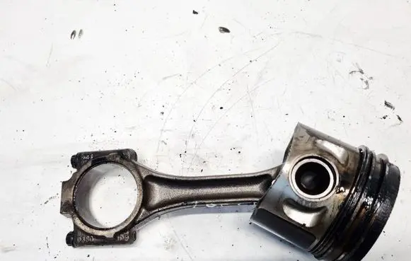 Volkswagen Golf V Piston with connecting rod 