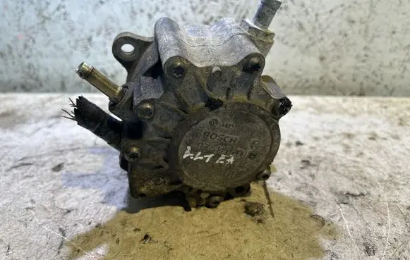 Volkswagen Golf V Vacuum pump 03G145209