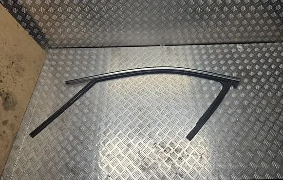 Audi A4 S4 B9 Rubber seal front door window/glass 8W0837431