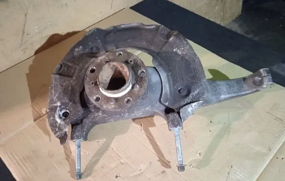 BMW M5 Front wheel hub