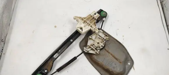 Rear window lifting mechanism without motor