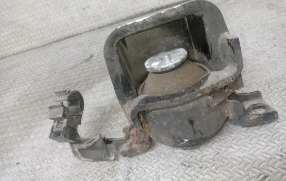 Toyota Auris 150 Engine mount bracket